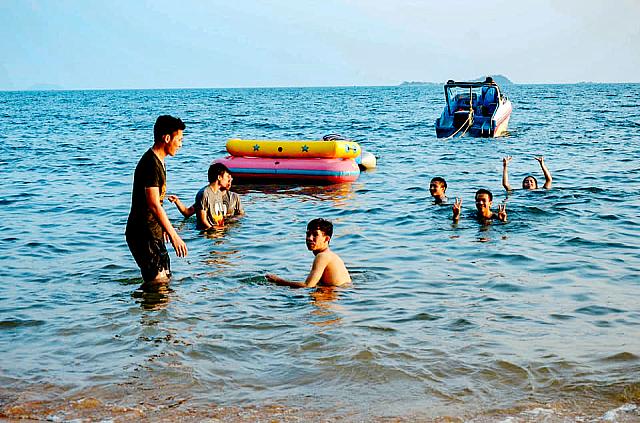 ยามเย็น ชายหาดดวงตะวัน