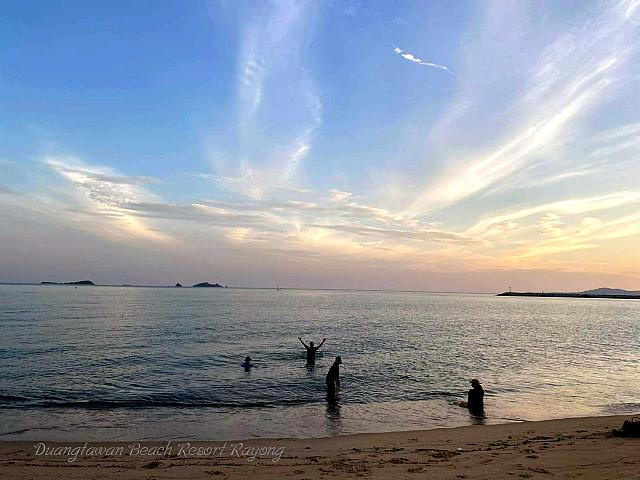 เล่นน้ำ หาดดวงตะวัน